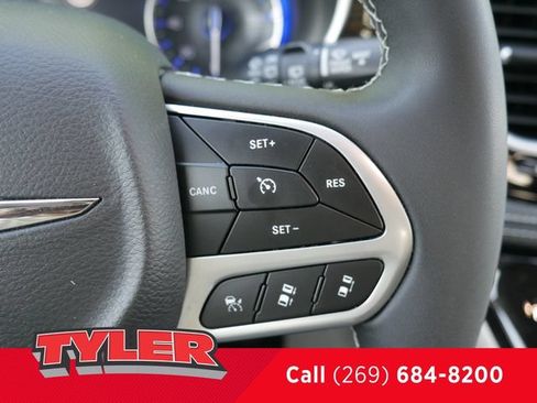 Used 2022 Chrysler Pacifica Limited AWD/4WD image 28