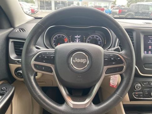 Used 2019 Jeep Cherokee Latitude FWD image 15