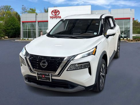 Used 2021 Nissan Rogue SV image 1