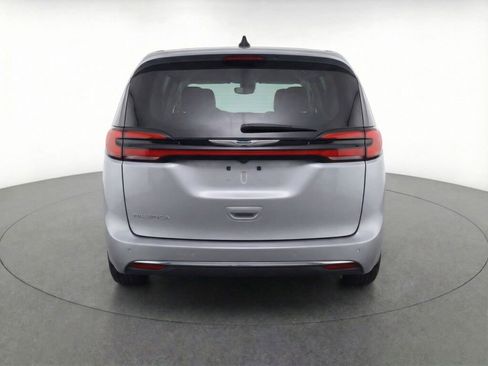 Used 2024 Chrysler Pacifica Touring-L image 7