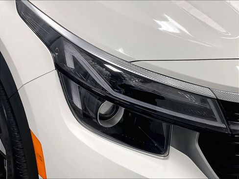 Used 2025 Kia Seltos S image 32