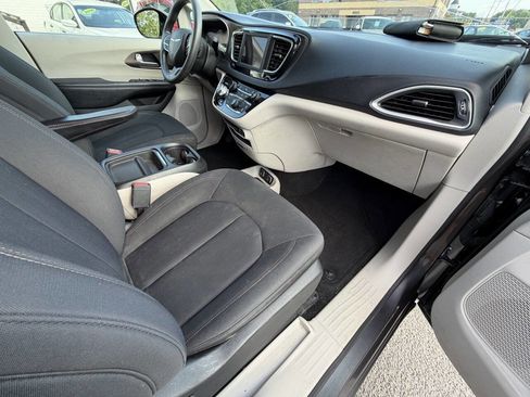 Used 2018 Chrysler Pacifica Touring Plus FWD image 23