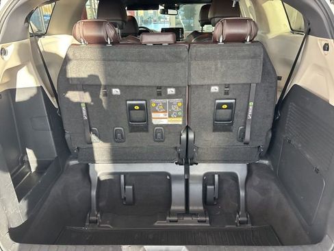 Used 2021 Toyota Sienna Platinum image 8