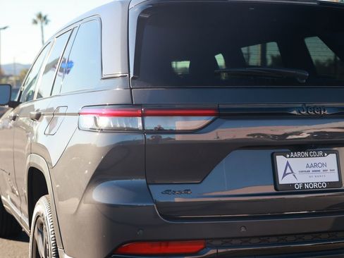 New 2025 Jeep Grand Cherokee Altitude image 9