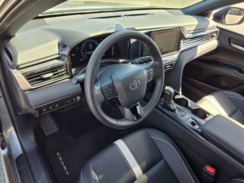 Used 2025 Toyota Camry SE FWD image 9