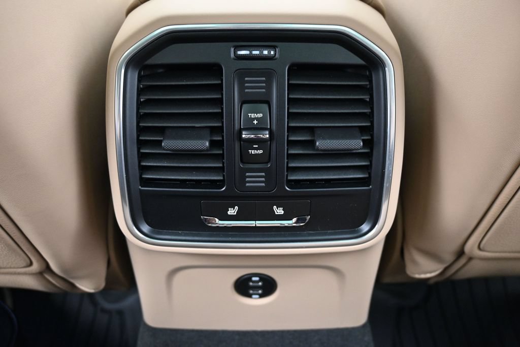 Certified 2026 Porsche Macan AWD/4WD image 8