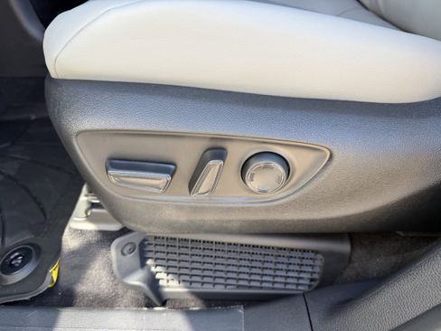 Used 2025 Toyota Sienna XLE FWD image 26