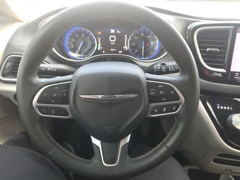 Used 2022 Chrysler Pacifica Touring-L FWD image 41