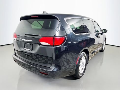 Used 2023 Chrysler Voyager LX image 4