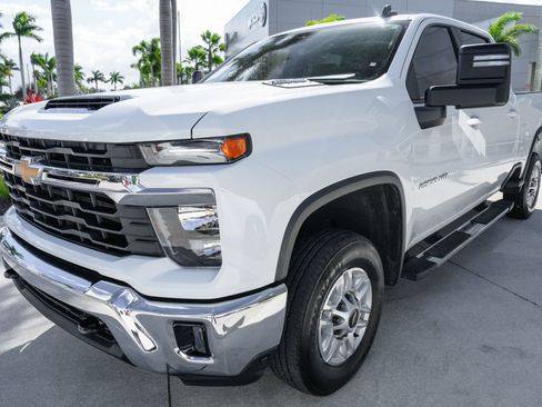 Used 2025 Chevrolet Silverado 2500 LT w/ Convenience Package image 5