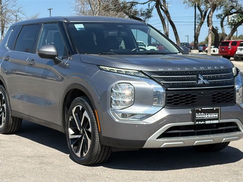 Used 2022 Mitsubishi Outlander SE image 3