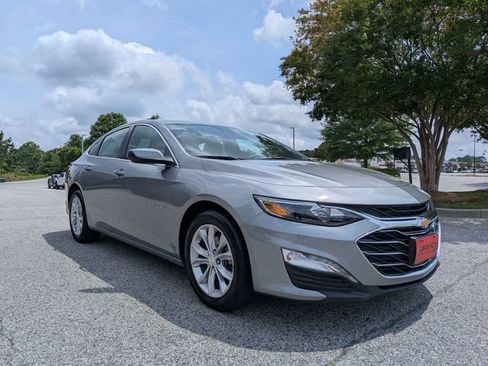Used 2025 Chevrolet Malibu LT FWD image 2