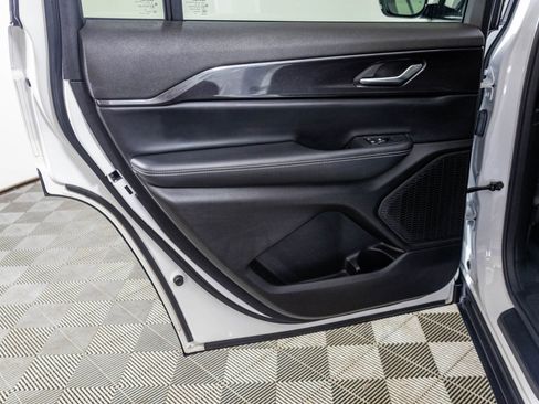 Used 2023 Jeep Grand Cherokee L Laredo image 43