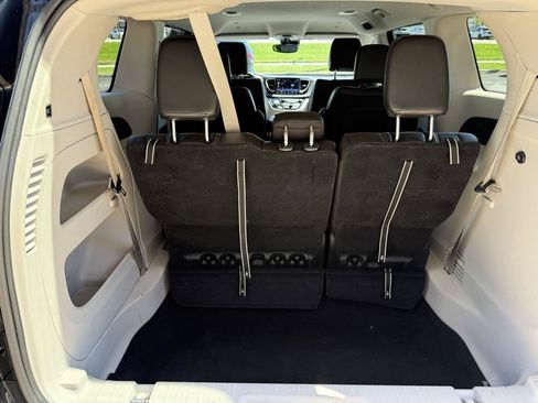 Used 2024 Chrysler Pacifica Touring-L FWD image 23