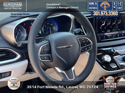 Used 2024 Chrysler Pacifica Touring-L FWD image 9