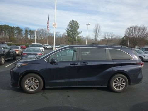 Used 2024 Toyota Sienna LE image 4
