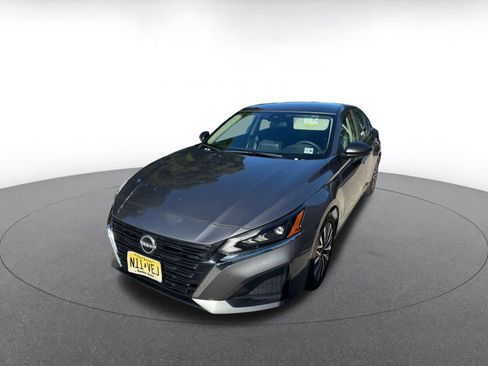 Used 2025 Nissan Altima 2.5 SV FWD image 5