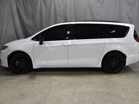 Certified 2025 Chrysler Pacifica Limited image 6