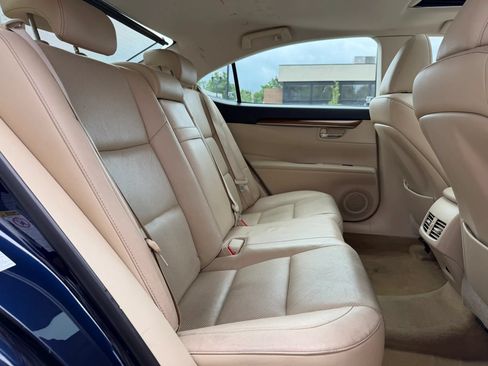 Used 2014 Lexus ES 300h w/ Luxury Package w/Bamboo Trim FWD image 14