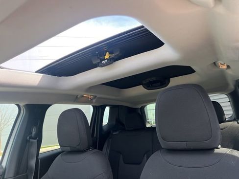 Used 2017 Jeep Renegade Latitude image 24