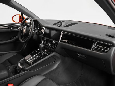 Certified 2025 Porsche Macan AWD/4WD image 18