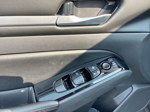 Used 2025 Nissan Altima 2.5 SR FWD image 13