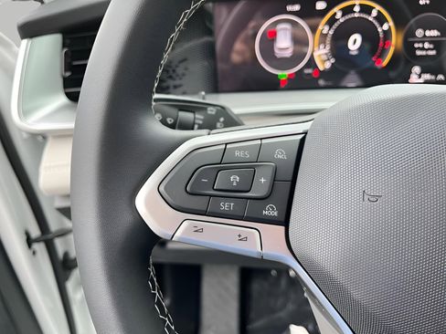 Used 2025 Volkswagen Tiguan SE image 13