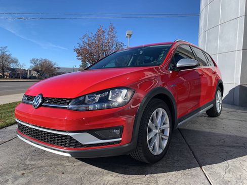 Used 2019 Volkswagen Golf Alltrack SE image 3