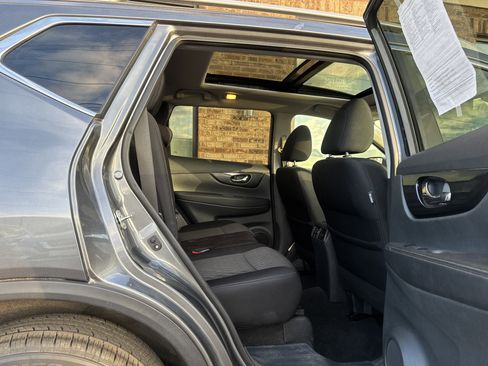 Used 2018 Nissan Rogue SV w/ Sun & Sound Touring Package image 12