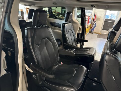 Used 2018 Chrysler Pacifica Limited image 53