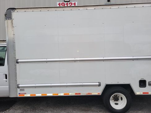 Used 2022 Ford E-350 and Econoline 350 Super Duty image 7