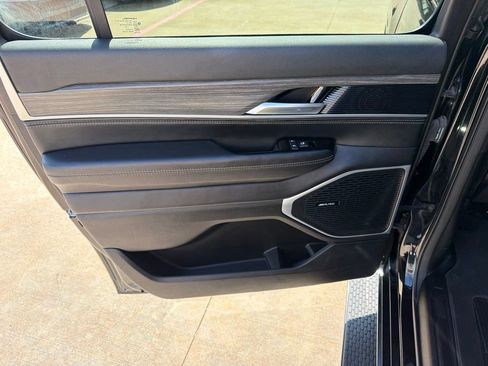 Used 2024 Jeep Wagoneer L Series II AWD/4WD image 15