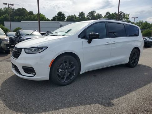 New 2026 Chrysler Pacifica Limited w/ S Appearance Package FWD image 3
