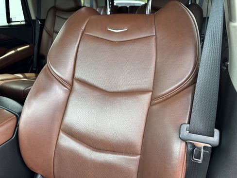 Used 2018 Cadillac Escalade Luxury AWD/4WD image 27