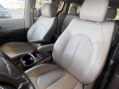 Used 2017 Chrysler Pacifica Touring-L w/ Tire & Wheel Group image 23