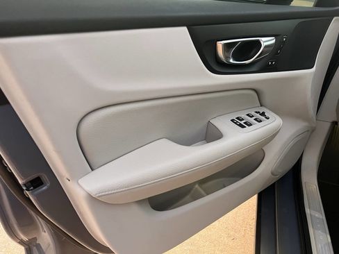 Used 2022 Volvo S60 B5 Momentum image 29