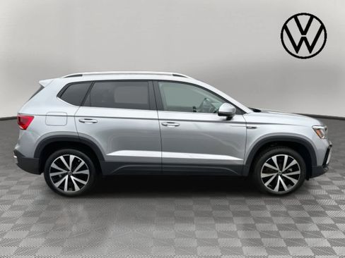 Used 2022 Volkswagen Taos SE image 2