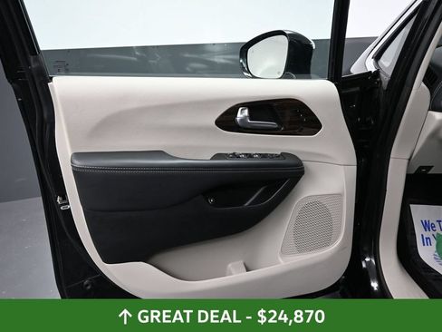 Used 2023 Chrysler Pacifica Limited FWD image 29