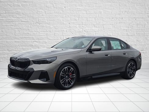 New 2026 BMW 550e xDrive w/ Executive Package image 2