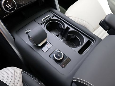 Certified 2025 Land Rover Discovery Dynamic SE AWD/4WD image 26