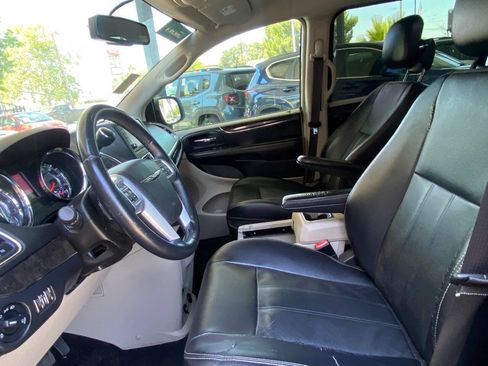 Used 2014 Chrysler Town & Country Touring FWD image 12