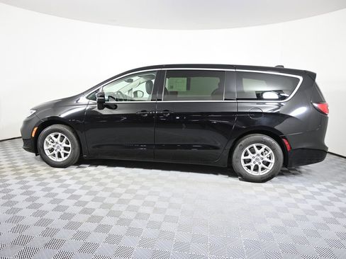 Used 2024 Chrysler Pacifica Touring-L FWD image 3