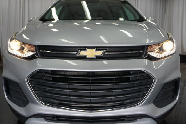 Used 2022 Chevrolet Trax LT w/ LT Convenience Package FWD image 3