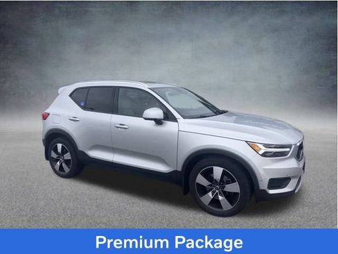 Used 2019 Volvo XC40 T5 Momentum image 1