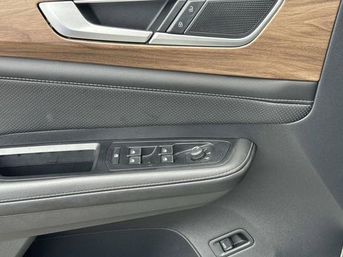 Used 2025 Volkswagen Atlas SE FWD image 19