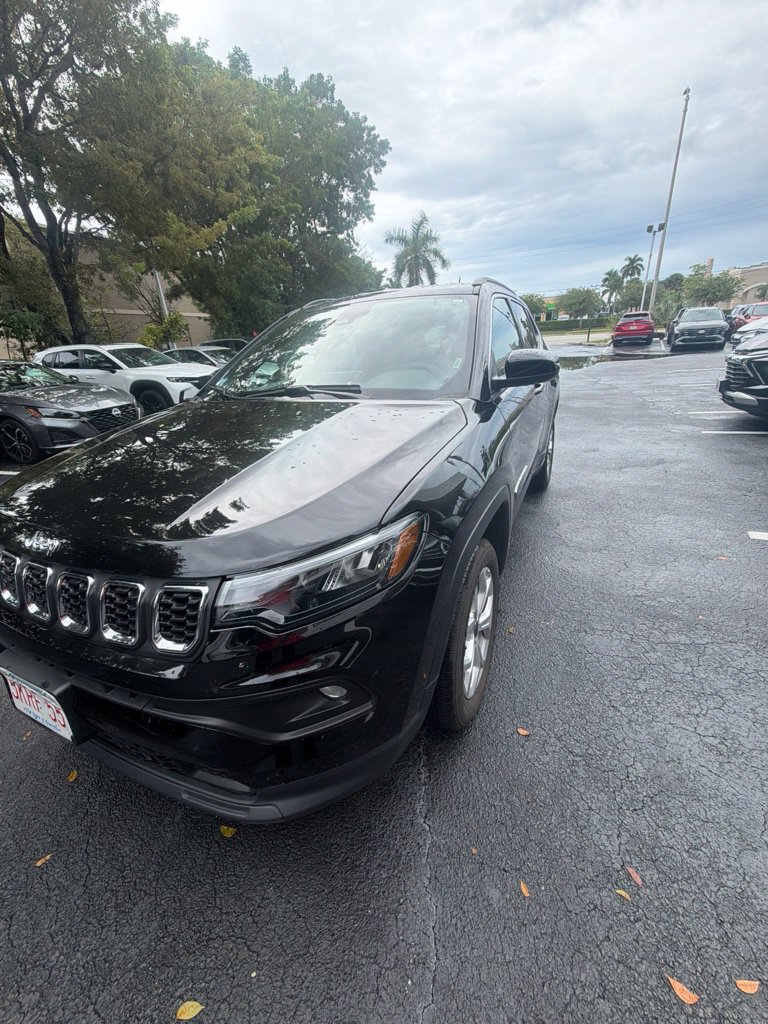 Used 2025 Jeep Compass Latitude AWD/4WD image 1