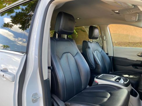 Used 2024 Chrysler Pacifica Limited FWD image 47