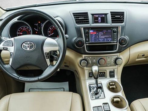 Used 2013 Toyota Highlander SE image 26