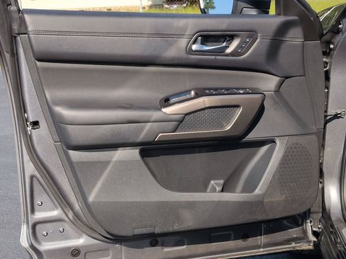 Used 2025 Nissan Pathfinder Platinum FWD image 12