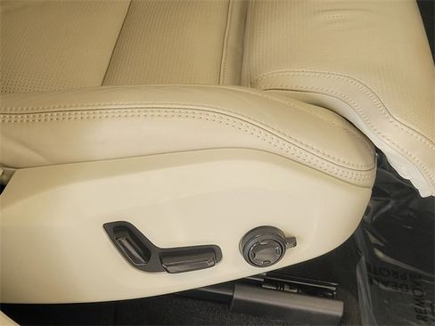 Certified 2023 Volvo XC60 B5 Ultimate w/ Climate Package image 23